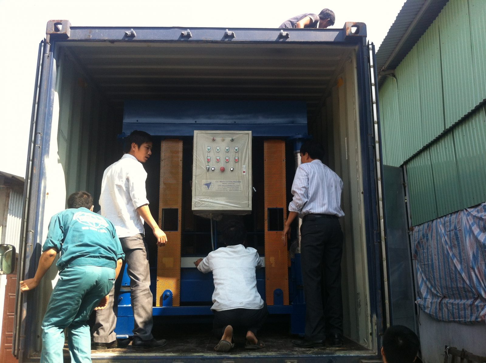 Cho thuê nhân công bốc hàng container tại Quận 1