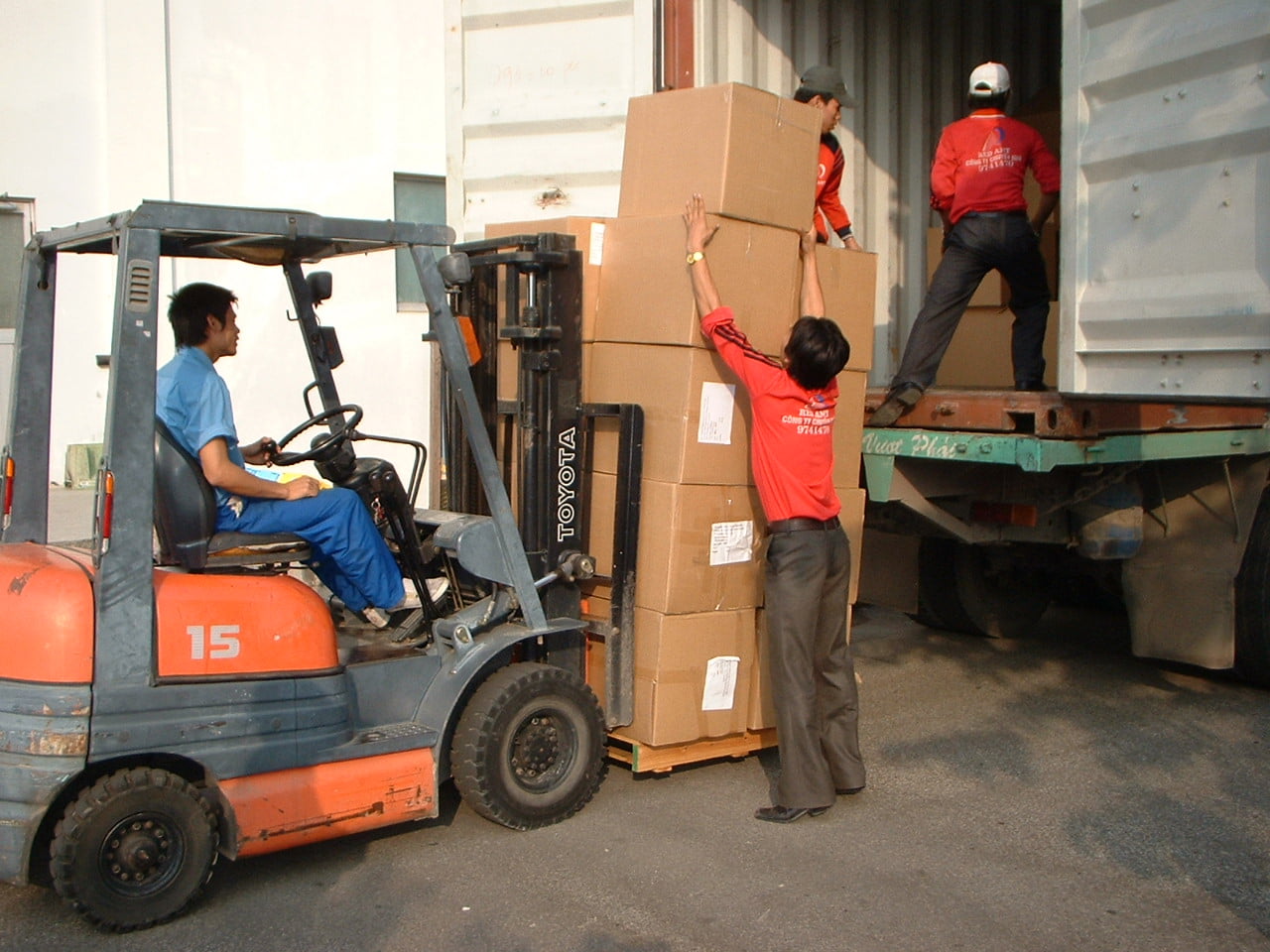 Cho thuê nhân công bốc hàng container tại Quận 1